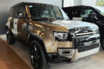 यह है 2025 की ऑटोमोबाइल दुनिया का निडर चैलेंजर-Defender। यह लक्ज़री SUV उन लोगों के लिए तैयार की गई है जो सड़क और ऑफ-रोड दोनों पर राज करना चाहते हैं। इसकी बनावट ताकत और शान का परफेक्ट मेल है।