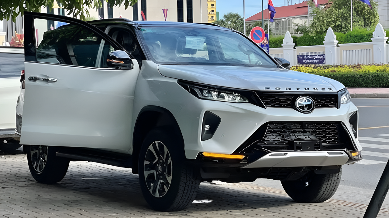 2025 Toyota Fortuner Legender: लक्ज़री, प्रदर्शन और रोड पर प्रभावशाली उपस्थिति का बेहतरीन संगम